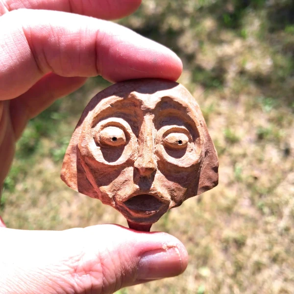 Zadziwienie - Ręcznie rzeźbiona drewniana zawieszka / Wonder - Hand-carved wooden pendant